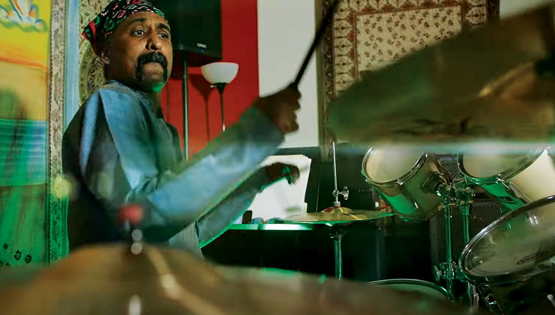 Makam playing drums